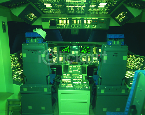 사람없음 포토 계기판 교통 교통수단 기계 기내 내부 백그라운드 버튼 비행기 실내 어둠 연기 운전석 의자 조종실 첨단 초록색 컬러 파일럿 항공교통