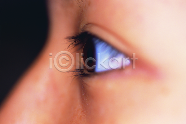 사람 신체부위 한명 근접촬영 아웃포커스 옆모습 포토 눈(신체부위) 눈동자 속눈썹 신체