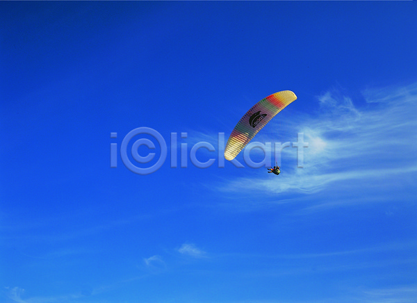 남자 남자만 사람 로우앵글 포토 공중 구름(자연) 낙하산 레저 레포츠 스포츠 스포츠용품 야외 운동 주간 컬러 파란색 패러글라이딩 하늘