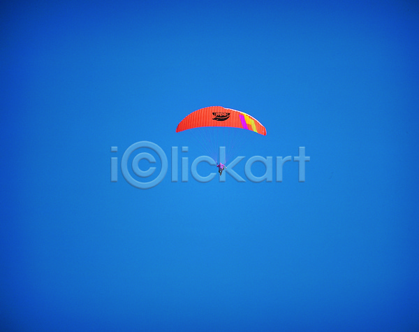 사람 한명 로우앵글 포토 공중 낙하산 레저 레포츠 스포츠 스포츠용품 야외 운동 주간 컬러 파란색 패러글라이딩 하늘