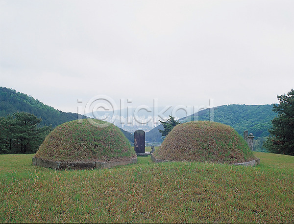 사람없음 JPG 포토 건축 나무 묘 무덤 비석 산 산소 시설물 식물 야외 잔디 전통 제사 주간 풀(식물) 한국문화 한국전통