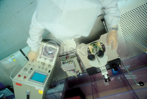 사람 포토 과학 기계 산업 실내 실험 연구원 첨단산업 현미경