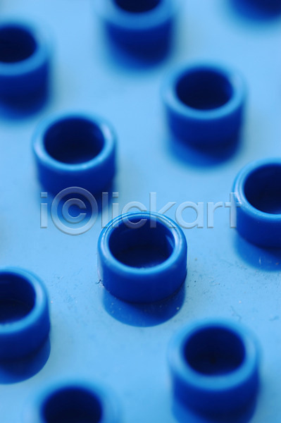 사람없음 JPG 근접촬영 포토 하이앵글 교구 교육용품 구멍 놀이용품 레고 블록 생활용품 스튜디오촬영 실내 오브젝트 일렬 장난감 클래식블루 트렌드컬러 파란색 패턴 한개
