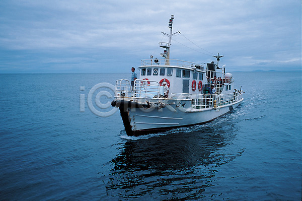 사람 JPG 포토 고깃배 교통 낚시 레포츠 바다 배(교통) 수상교통 야외 어선 어업 어촌 주간 하늘
