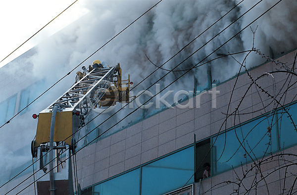 JPG 포토 건물 불 소방차 야외 연기 육상교통 전선 주간 중장비 창문 화재 화재진압