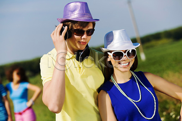 사랑 우정 함께함 행복 남자 두명 백인 사람 성인 여자 JPG 포토 해외이미지 공원 관계 날짜 놀이 닫기 라이프스타일 미소(표정) 셔츠 야외 얼굴 유행 청바지 초록색 커플 해외202004