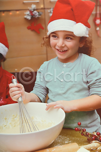 달콤 준비 축하 행복 백인 사람 소년 아기 어린이 한명 JPG 포토 해외이미지 굽기 만들기 미소(표정) 밀가루 반죽 빨간색 빵집 산타클로스 요리 음식 전통 제빵사 주방 축제 쿠키 크리스마스 탁자 해외202004