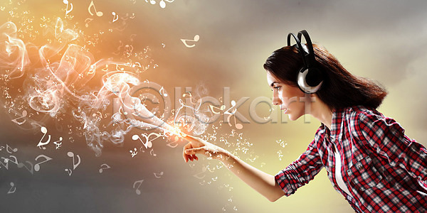 여유 행복 화목 휴식 백인 사람 성인 여자 한명 JPG 포토 해외이미지 MP3 갈색머리 관능적 꿈 듣기 모델 뮤지컬 소리 스테레오 오디오 음악 이어폰 장비 표현 해외202004 해외포토 헤드폰 흰색