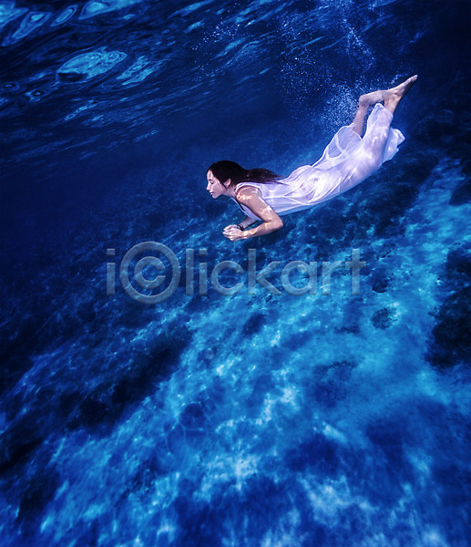 기쁨 순수 자유 평화 휴식 사람 성인 성인여자한명만 여자 한명 JPG 포토 해외이미지 깊이 드레스 라이프스타일 물 바다 바닷속 수영 수중 야외 여름(계절) 자연 파란색 포즈 해외202004 흰색