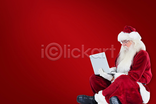남자 노년 노인남자한명만 한명 JPG 옆모습 포토 해외이미지 노트북 빨간색 산타클로스 앉기 전신 크리스마스 타이핑 해외202004