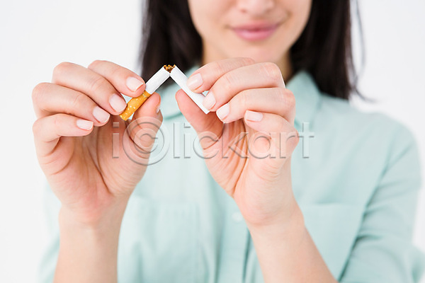 30대 성인 성인여자한명만 여자 한명 JPG 앞모습 포토 해외이미지 금연 담배 담배꽁초 들기 미소(표정) 상반신 자르기 해외202004 흰배경