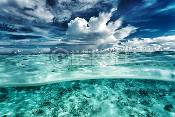 추위 사람없음 JPG 포토 해외이미지 구름(자연) 맑음 몰디브 물 바다 바닷속 빛 수중 아시아 야외 여름(계절) 여행 투명 파도 파라다이스 풍경(경치) 하늘 해외202004 햇빛 휴양지