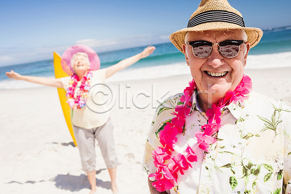 사랑 함께함 행복 70대 남자 노년 노인만 두명 백인 여자 JPG 포토 해외이미지 노후 맑음 모래 물 미소(표정) 밀짚모자 바다 야외 여름(계절) 커플 파도 파란색 하늘 해외202004 햇빛 휴가