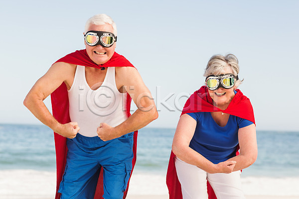 자유 함께함 행복 70대 남자 노년 노인만 두명 백인 여자 JPG 포토 해외이미지 근육 라이프스타일 맑음 망토 모래 물 미소(표정) 바다 변장 보여주기 서기 야외 여름(계절) 커플 태양 파도 포즈 하늘 해외202004 휴가