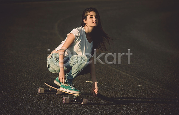 청춘(젊음) 성인 성인여자한명만 여자 한명 JPG 포토 해외이미지 거리 경사 도로 도시 라이프스타일 스케이터 스케이트보드 스케이팅 스포츠 승차 야외 해외202004