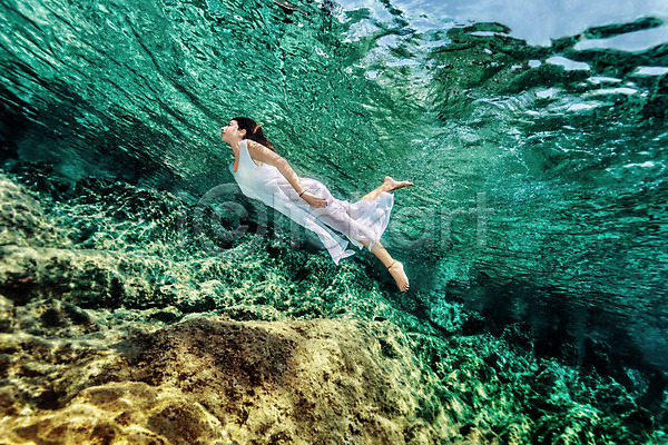 기쁨 자유 행복 휴식 사람 성인 성인여자한명만 여자 한명 JPG 포토 해외이미지 드레스 라이프스타일 물 바다 바닷속 바위 산호 수영 수중 암초 야외 여름(계절) 자연 파란색 해외202004