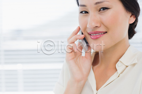 행복 20대 동양인 여자 한명 JPG 포토 해외이미지 무선전화기 미소(표정) 비즈니스 비즈니스우먼 사무실 스타일 실내 얼굴 응시 직장 해외202004 핸드폰
