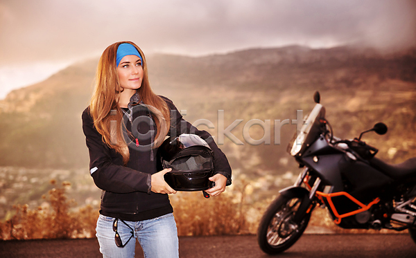 자유 사람 성인 성인여자한명만 여자 한명 JPG 포토 해외이미지 가을(계절) 날씨 도로 라이더 라이프스타일 모델 산 서기 야외 여행 여행객 오토바이 유행 자연 잡기 하늘 해외202004 헬멧