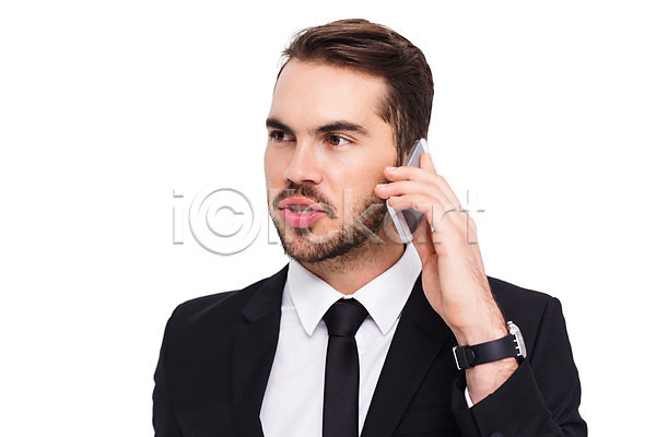 스마트 20대 남자 백인 한명 JPG 포토 해외이미지 넥타이 말하기 무선전화기 비즈니스맨 사무실 서기 스타일 정장 직장 해외202004 핸드폰 흰배경