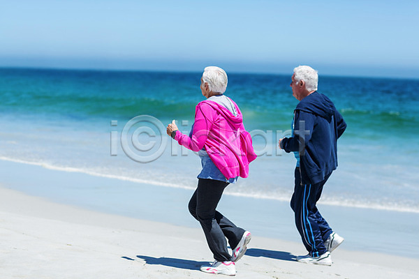 기쁨 산책 평화 함께함 행복 70대 남자 노년 노인만 두명 백인 여자 JPG 포토 해외이미지 건강 걷기 노후 달리기 라이프스타일 맑음 모래 물 미소(표정) 바다 스포츠 여름(계절) 커플 파도 해외202004 휴가