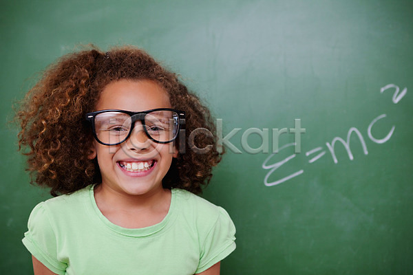 백인 소녀한명만 어린이 여자 한명 JPG 포토 해외이미지 교실 교육 미소(표정) 분필 수학 실내 안경 여학생 칠판 학교 학생 학습 해외202004