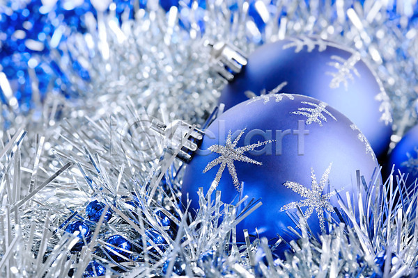 새로움 우아함 축하 화려 사람없음 JPG 포토 해외이미지 12월 겨울 공 기념 나무 눈송이 리본 미술 백그라운드 빛 세련 오브젝트 원형 은색 장식 장식볼 전통 컬러풀 크리스마스 크리스마스장식 파란색 패턴 해외202004 활 흰색
