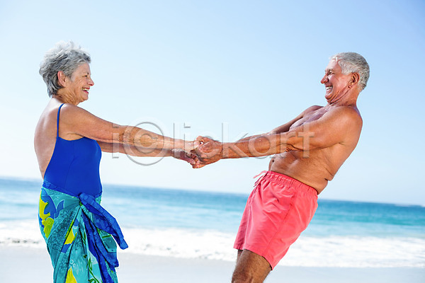 기쁨 사랑 평화 함께함 행복 70대 남자 노년 노인만 두명 백인 여자 JPG 포토 해외이미지 노후 맑음 모래 물 미소(표정) 바다 비치웨어 손잡기 수영복 여름(계절) 커플 태양 파도 해외202004 햇빛 휴가