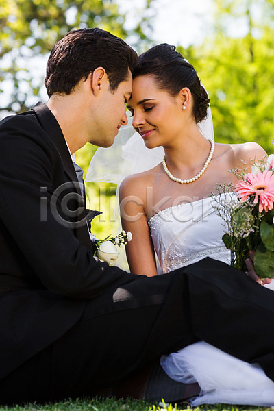 20대 30대 남자 두명 성인 성인만 여자 JPG 앞모습 포토 해외이미지 결혼 결혼식 공원 남편 신랑 신부(웨딩) 앉기 야외 정장 주간 커플 해외202004