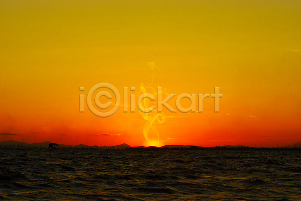 사람없음 JPG 포토 해외이미지 노란색 바다 반사 백그라운드 빛 빨간색 수평선 일몰 일출 자연 태양 풍경(경치) 하늘 해외202004 햇빛 황혼
