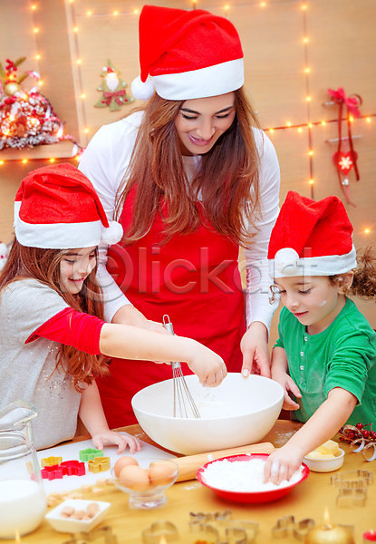 기쁨 준비 축하 행복 사람 세명 소년 아기 어린이 여자 JPG 포토 해외이미지 가족 겨울 굽기 딸 만들기 미소(표정) 빨간색 산타클로스 새해 아들 엄마 요리 음식 장식 전통 주방 쿠키 크리스마스 해외202004