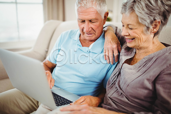 사랑 함께함 행복 휴식 70대 남자 노년 노인만 두명 백인 여자 JPG 포토 해외이미지 가정 가족 거실 노트북 돌봄 라이프스타일 미소(표정) 소파 실내 아파트 앉기 응시 전자 주름 주택 캐주얼 커플 해외202004