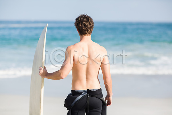 20대 남자 백인 사람 성인 성인남자한명만 한명 JPG 포토 해외이미지 라이프스타일 맑음 바다 서기 서퍼 서핑 서핑보드 수상스포츠 야외 여름(계절) 여행 잡기 취미 파도 해외202004 휴가