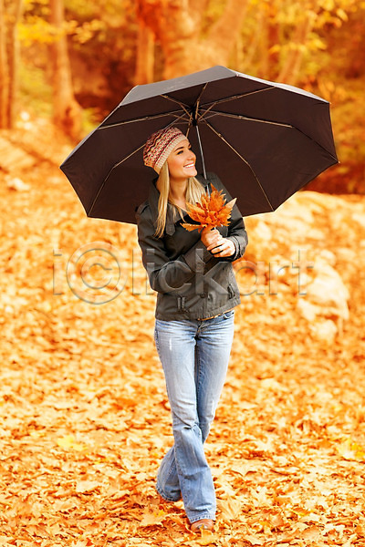 기쁨 산책 행복 사람 성인 성인여자한명만 여자 한명 JPG 포토 해외이미지 가을(계절) 걷기 검은색 계절 공원 금발 나무 날씨 노란색 모델 미소(표정) 서기 숲 야외 양산 우산 잎 자연 잡기 재킷 해외202004