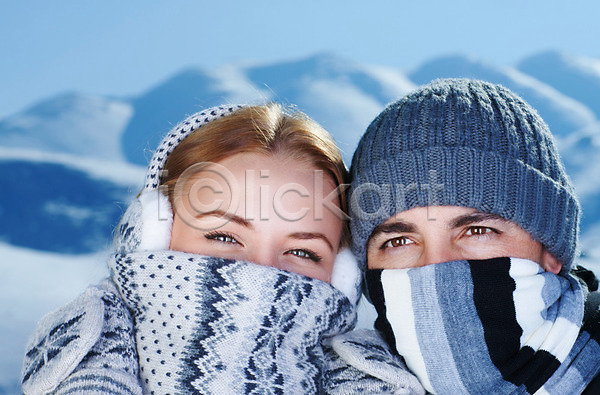 따뜻함 사랑 함께함 행복 남자 두명 백인 사람 성인 여자 JPG 포토 해외이미지 가족 겨울 계절 공원 날짜 니트 라이프스타일 목도리 야외 커플 해외202004 흰색