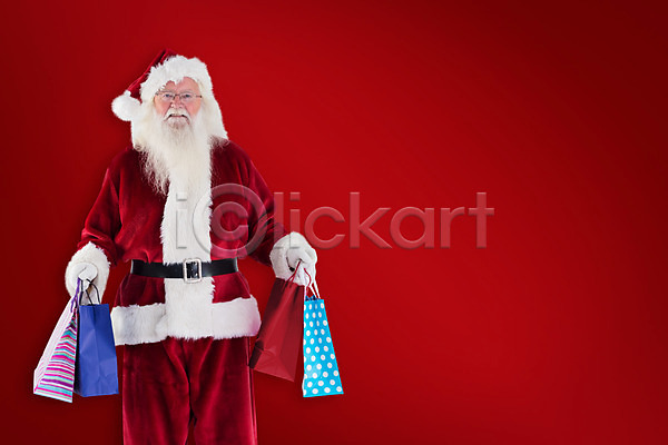 남자 노년 노인남자한명만 한명 JPG 앞모습 포토 해외이미지 들기 빨간색 산타클로스 상반신 쇼핑 쇼핑백 크리스마스 해외202004