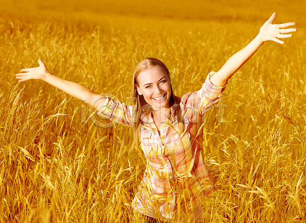 행복 10대 백인 사람 성인 성인여자한명만 여자 한명 JPG 포토 해외이미지 가을(계절) 계절 금발 노란색 놀이 농업 농작물 농장 맑음 모델 미소(표정) 밀 밭 백그라운드 야외 자연 해외202004 호밀 휴가