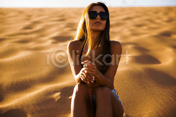 휴식 백인 사람 여자 한명 JPG 포토 해외이미지 갈색머리 라이프스타일 모래 모래언덕 반바지 백그라운드 비치웨어 비키니 사막 선글라스 스타일 심각 앉기 야외 여름(계절) 자연 카피스페이스 태양 포즈 해외202004