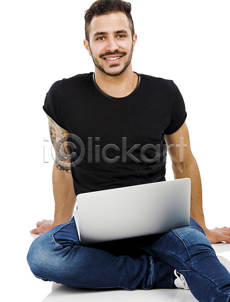 자신감 휴식 20대 남자 백인 사람 성인남자한명만 한명 JPG 포토 해외이미지 노트북 미소(표정) 백그라운드 스터디 앉기 응시 컴퓨터 학생 학습 해외202004