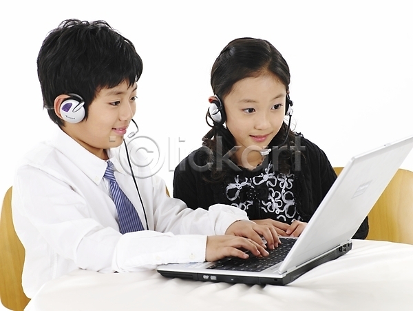 남자 동양인 두명 사람 소녀(어린이) 소년 어린이 어린이만 여자 초등학생 한국인 JPG 포토 가로 넥타이 노트북 상반신 스튜디오촬영 실내 와이셔츠 의자 컴퓨터 탁자 포즈 표정 헤드셋