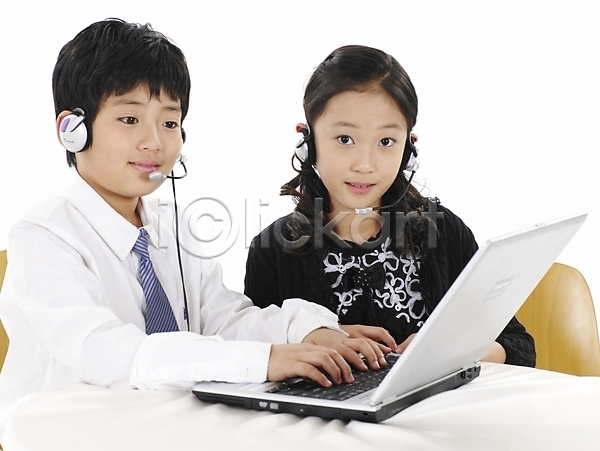 남자 동양인 두명 사람 소녀(어린이) 소년 어린이 어린이만 여자 초등학생 한국인 JPG 포토 가로 넥타이 노트북 상반신 스튜디오촬영 실내 와이셔츠 의자 컴퓨터 탁자 포즈 표정 헤드셋
