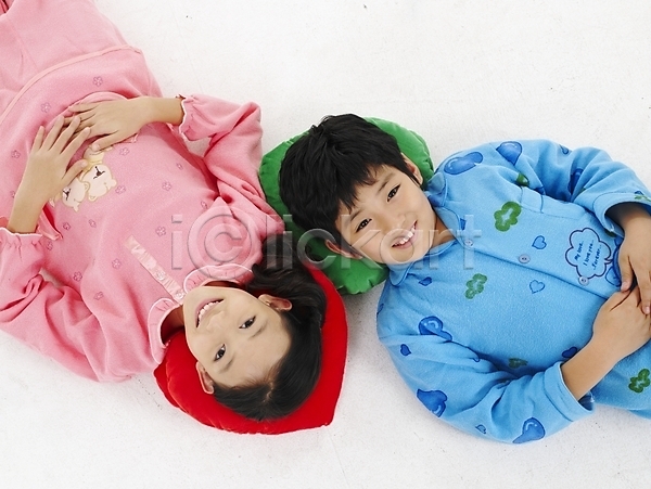 남자 동양인 두명 사람 소녀(어린이) 소년 어린이 어린이만 여자 초등학생 한국인 JPG 포토 하이앵글 가로 베개 분홍색 빨간색 상반신 스튜디오촬영 실내 잠옷 초록색 쿠션 파란색 포즈 표정