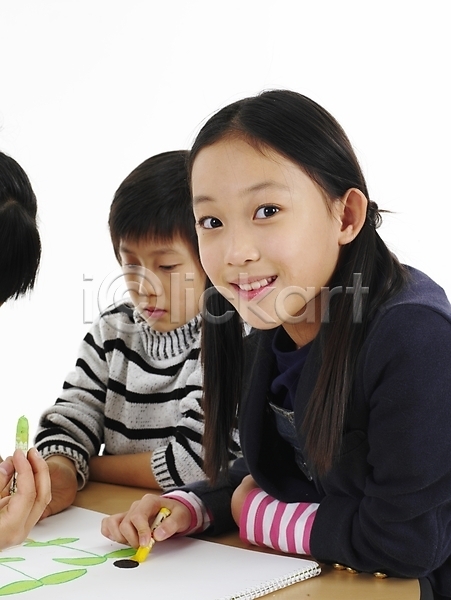 남자 동양인 두명 사람 소녀(어린이) 소년 어린이 어린이만 여자 초등학생 한국인 JPG 포토 교육 그리기 그림 미소(표정) 미술 상반신 세로 스케치북 스튜디오촬영 실내 어린이교육 크레파스 포즈 표정