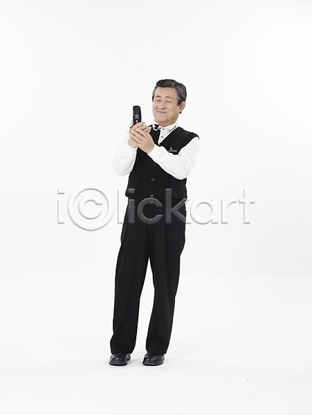 60대 남자 노년 노인남자한명만 동양인 사람 한국인 한명 JPG 포토 누끼 세로 스튜디오촬영 실내 실버(노인) 전신 통화 할아버지 핸드폰