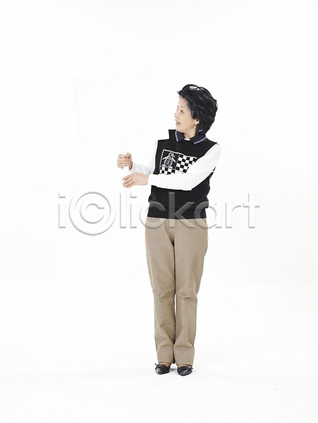 60대 노년 노인여자한명만 동양인 사람 여자 한국인 한명 JPG 포토 검은색 골프웨어 누끼 세로 스튜디오촬영 실내 실버(노인) 전신 팻말 할머니 흰색