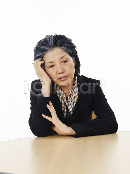 고민 60대 노년 노인여자한명만 동양인 사람 여자 한국인 한명 JPG 포토 상반신 생각 세로 스카프 스튜디오촬영 실내 실버(노인) 앉기 정장 탁자 턱괴기 할머니