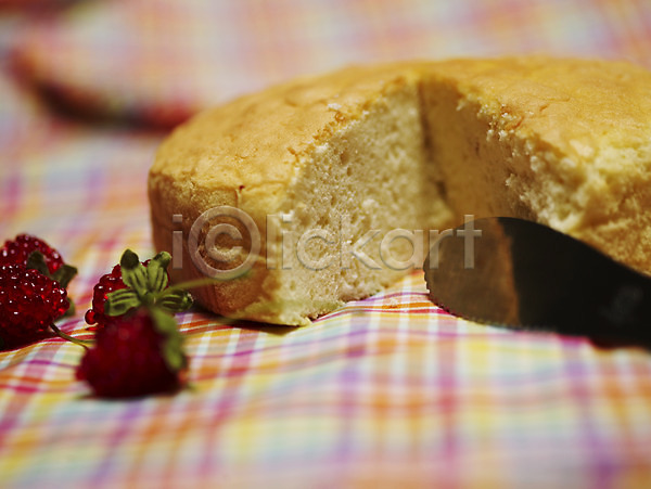 사람없음 JPG 아웃포커스 포토 가로 그릇 디저트 빨간색 빵 스튜디오촬영 식탁보 실내 열매 음식 제빵 체크무늬 초록색 케이크