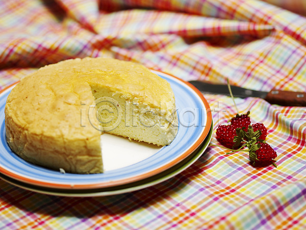사람없음 JPG 포토 가로 그릇 디저트 빨간색 빵 빵집 스튜디오촬영 식탁보 실내 열매 음식 접시 제빵 체크무늬 케이크