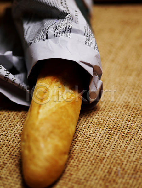 사람없음 JPG 근접촬영 포토 디저트 바게트 빵 빵집 세로 스튜디오촬영 신문 실내 음식 제빵