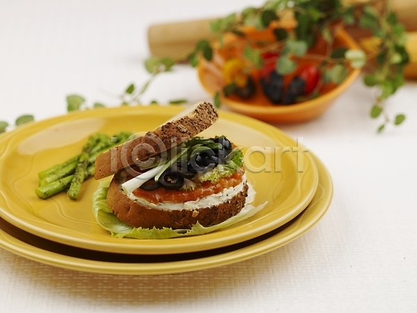 사람없음 JPG 포토 가로 그릇 나뭇잎 빵 샌드위치 서양음식 스튜디오촬영 식물 실내 아스파라거스 음식 접시 초록색