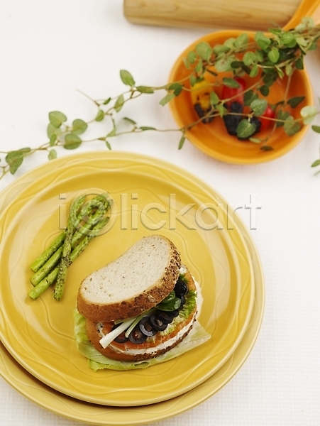 사람없음 JPG 포토 그릇 나뭇잎 빵 샌드위치 서양음식 세로 스튜디오촬영 식물 실내 아스파라거스 음식 접시 초록색
